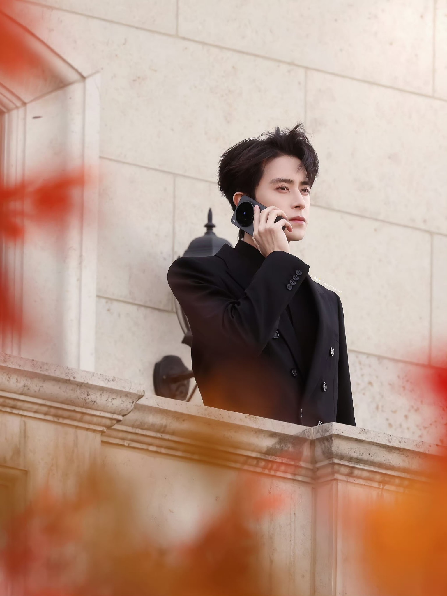 Bắt gặp cặp đ&ocirc;i ng&ocirc;n t&igrave;nh h&ocirc;n nhau m&atilde;nh liệt giữa phố: Nh&agrave; g&aacute;i đẹp nức tiếng, xem m&agrave; xấu hổ qu&aacute; đi- Ảnh 1.