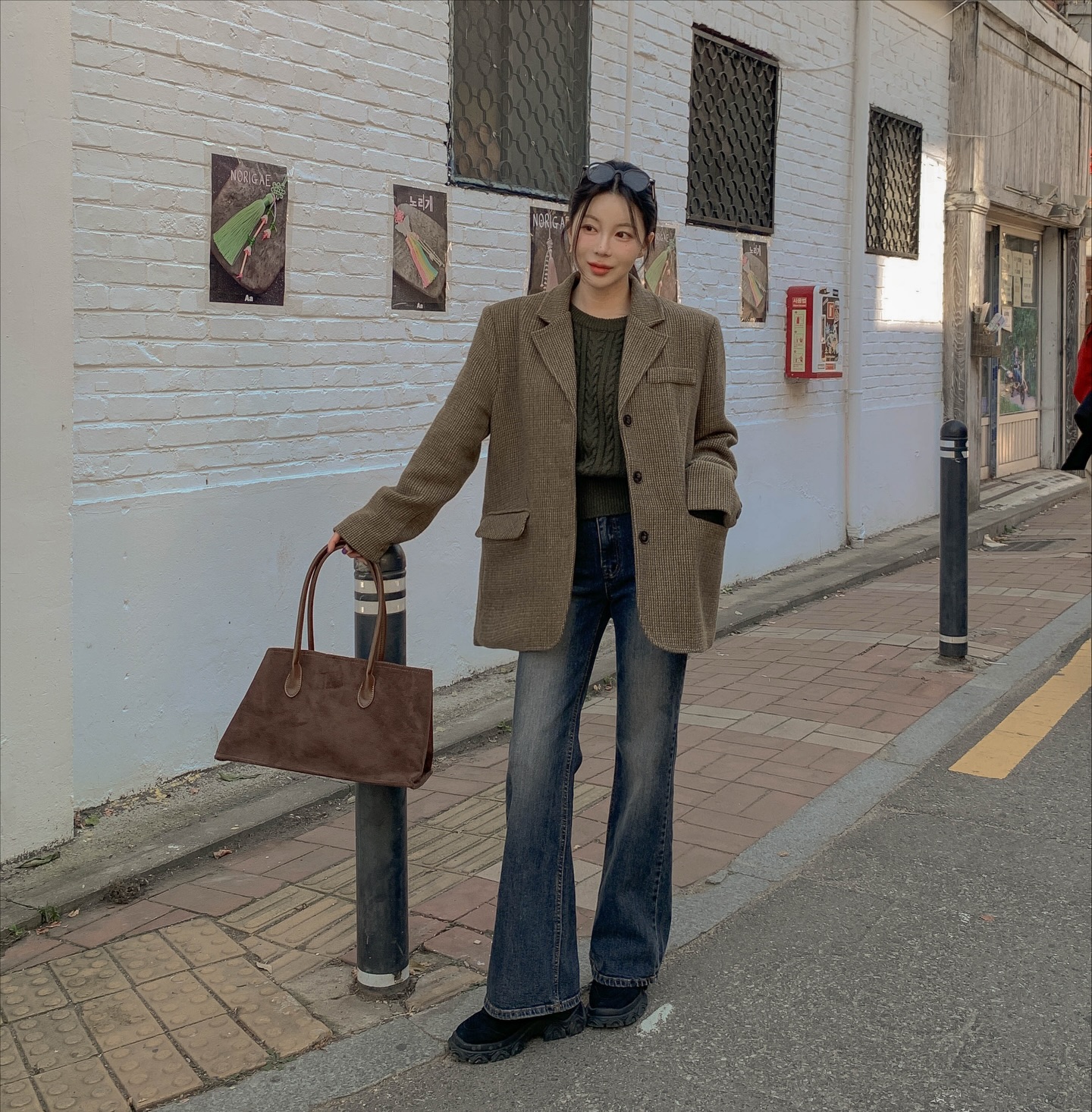 Trời chuyển lạnh, chị em phải diện ngay combo &aacute;o len v&agrave; quần jeans với 5 c&aacute;ch kết hợp si&ecirc;u hack tuổi- Ảnh 8.