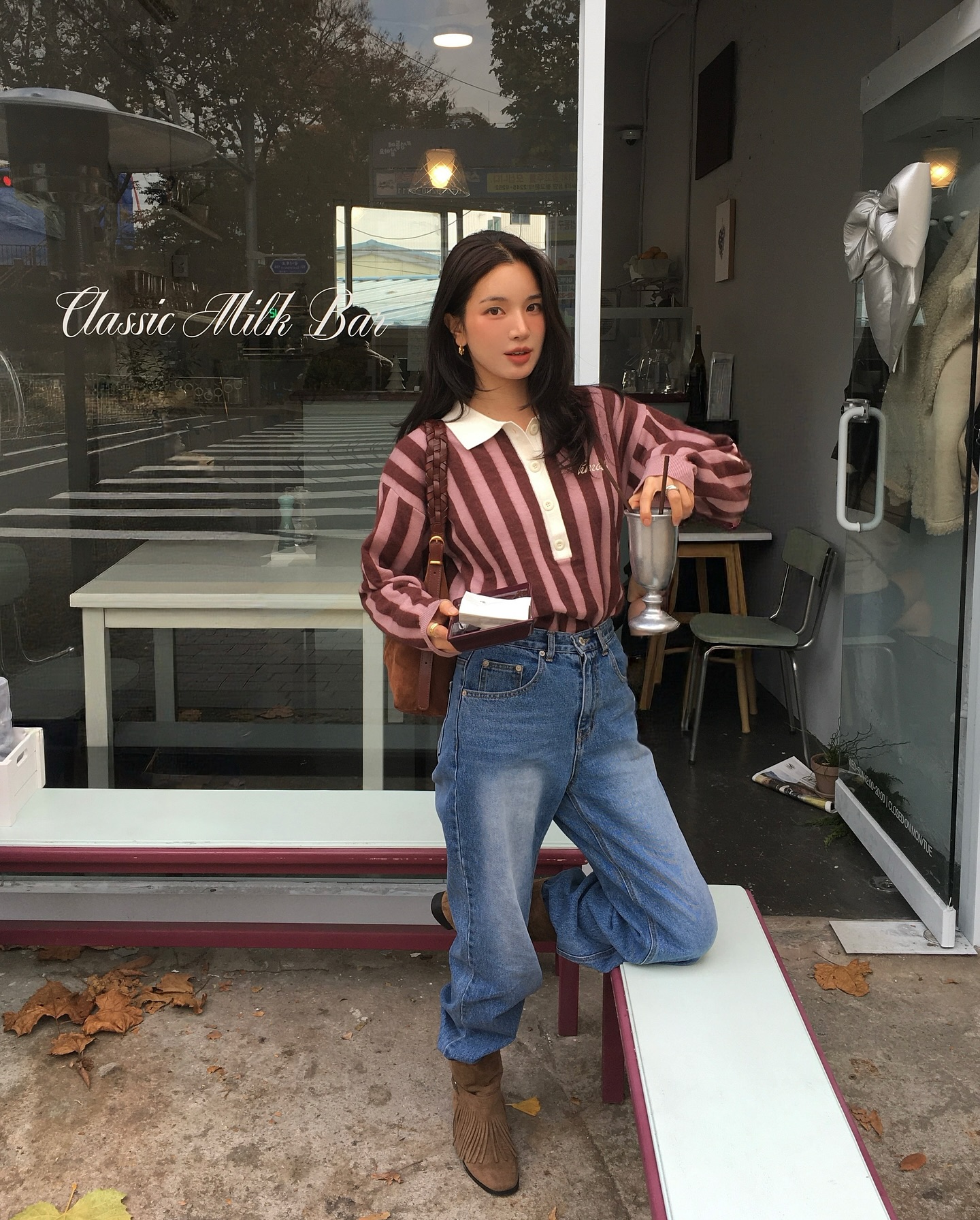 Trời chuyển lạnh, chị em phải diện ngay combo &aacute;o len v&agrave; quần jeans với 5 c&aacute;ch kết hợp si&ecirc;u hack tuổi- Ảnh 4.