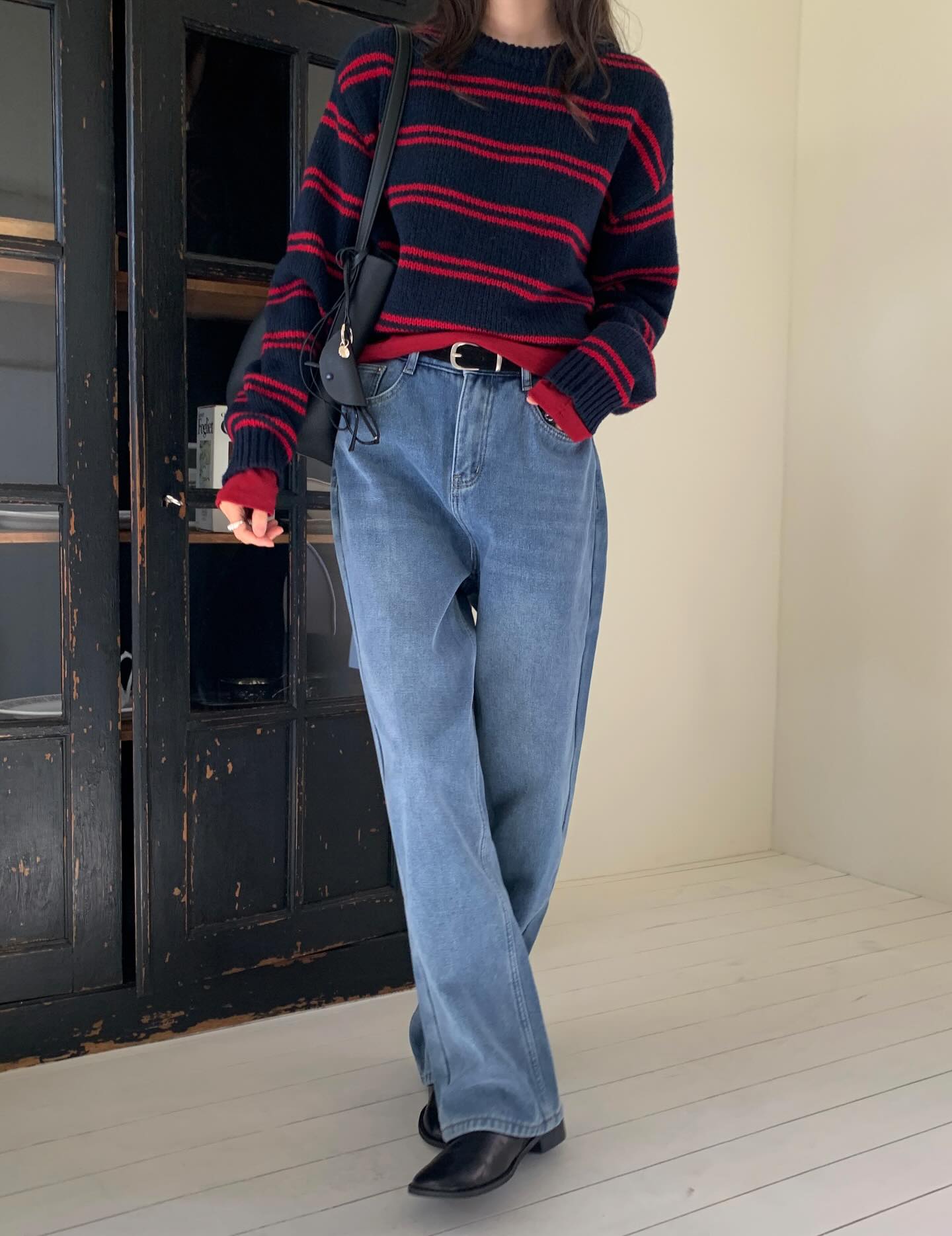 Trời chuyển lạnh, chị em phải diện ngay combo &aacute;o len v&agrave; quần jeans với 5 c&aacute;ch kết hợp si&ecirc;u hack tuổi- Ảnh 1.