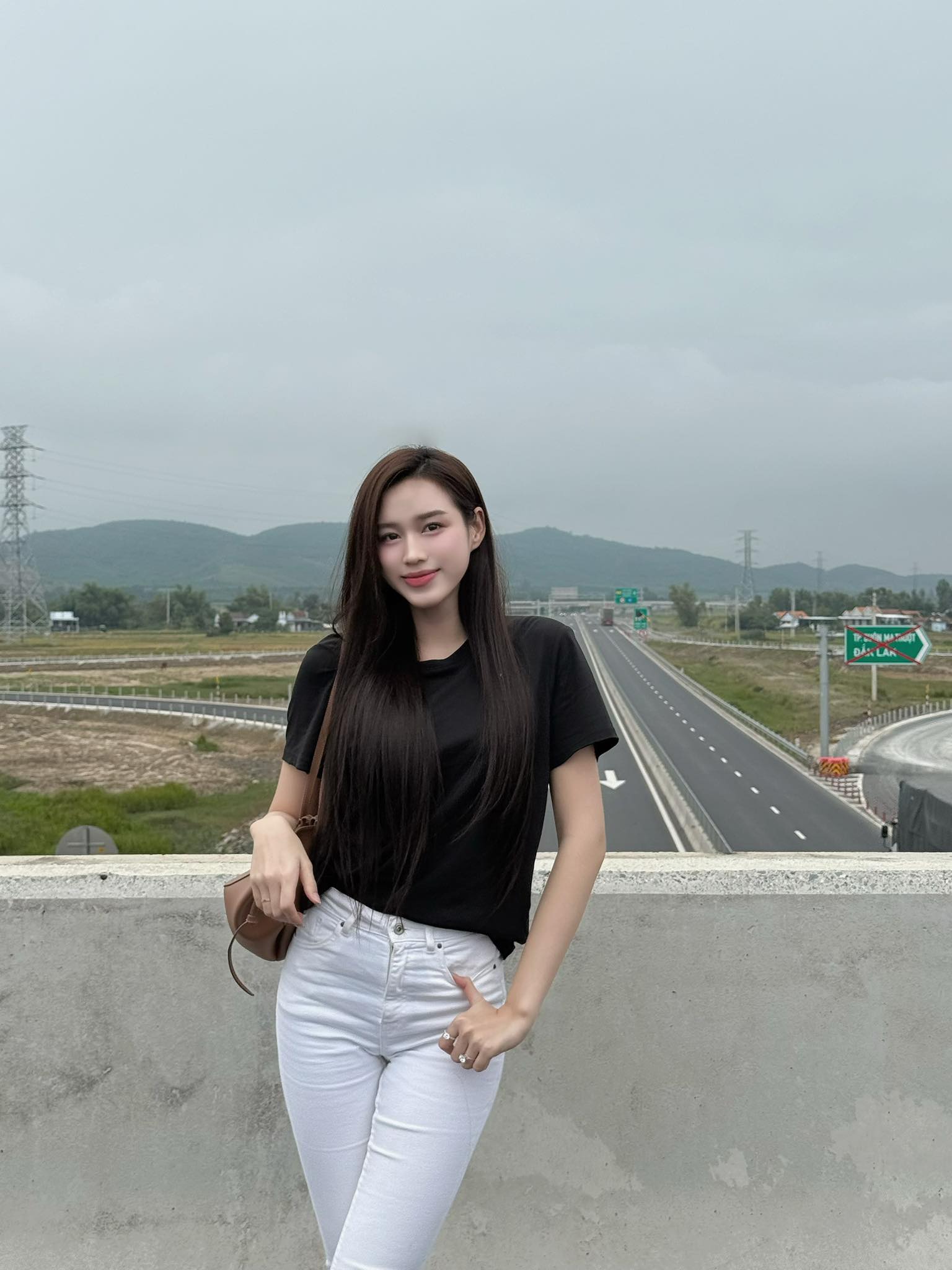 2 chiếc nhẫn kim cương tr&ecirc;n tay Đỗ H&agrave; - con d&acirc;u Tập đo&agrave;n Sơn Hải g&acirc;y b&agrave;n t&aacute;n- Ảnh 8.