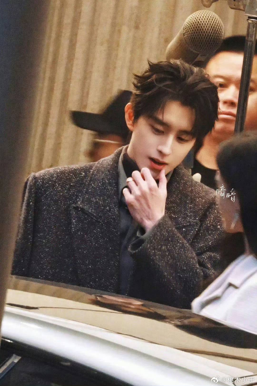 Bắt gặp cặp đ&ocirc;i ng&ocirc;n t&igrave;nh h&ocirc;n nhau m&atilde;nh liệt giữa phố: Nh&agrave; g&aacute;i đẹp nức tiếng, xem m&agrave; xấu hổ qu&aacute; đi- Ảnh 2.