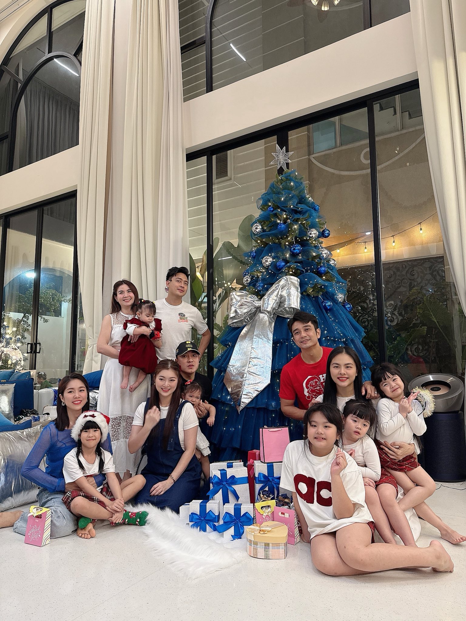 Noel n&agrave;y showbiz tưng bừng: 1 đ&ocirc;i khoe con g&aacute;i, hội bạn 5 cặp vợ chồng Vbiz ăn tiệc trong biệt thự sang chảnh- Ảnh 20.