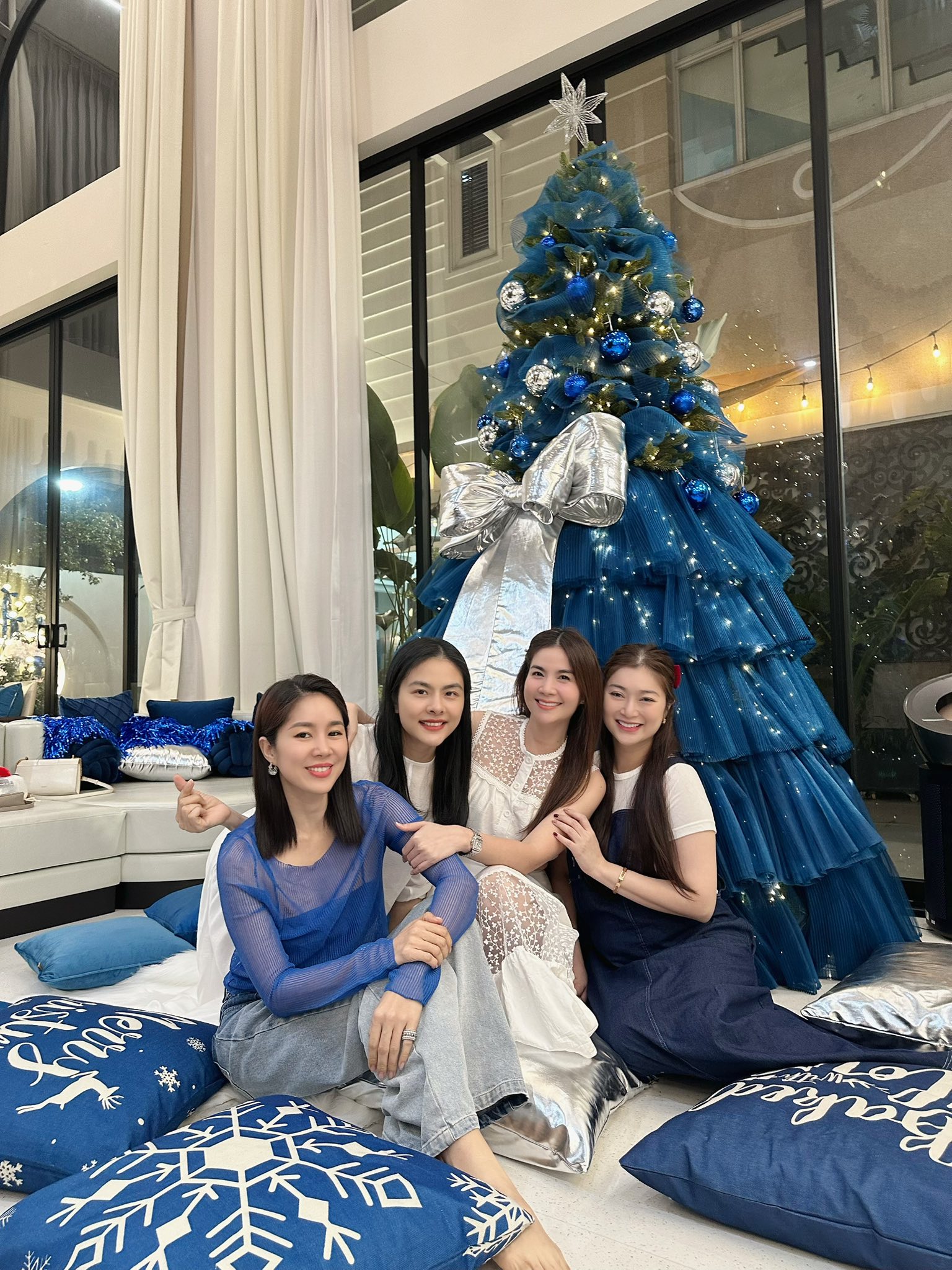 Noel n&agrave;y showbiz tưng bừng: 1 đ&ocirc;i khoe con g&aacute;i, hội bạn 5 cặp vợ chồng Vbiz ăn tiệc trong biệt thự sang chảnh- Ảnh 19.