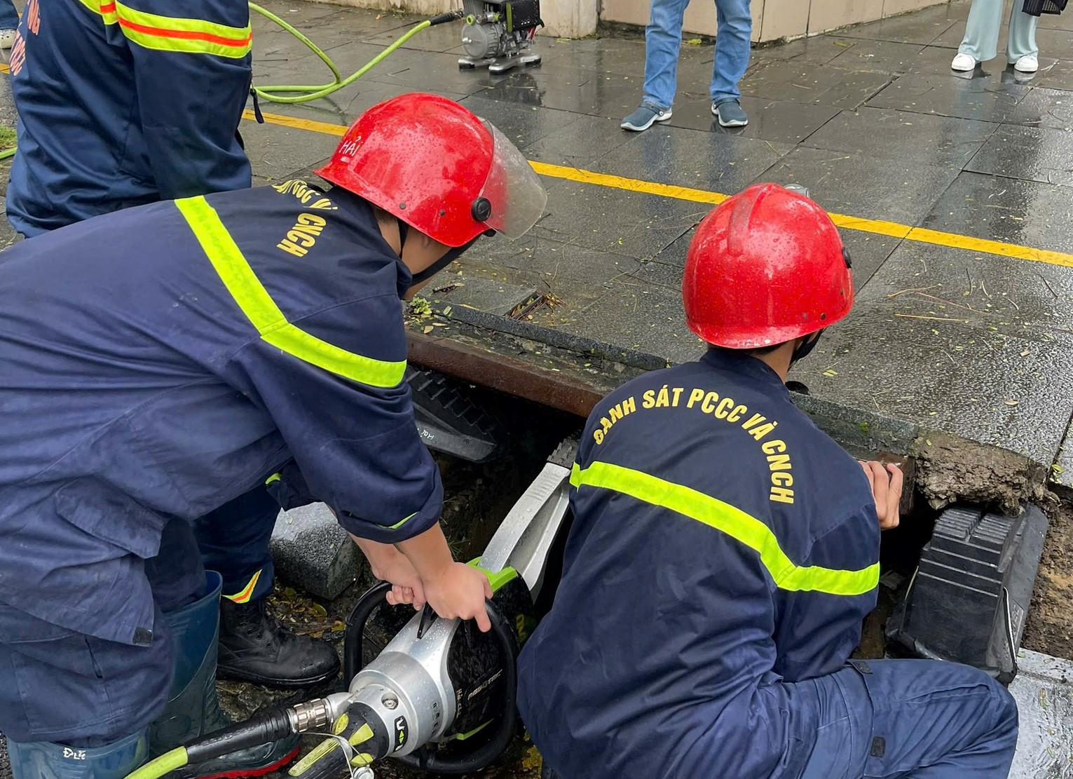 X&uacute;c động h&igrave;nh ảnh C&ocirc;ng an Đ&agrave; Nẵng chui xuống cống, t&igrave;m điện thoại cho du kh&aacute;ch- Ảnh 2.