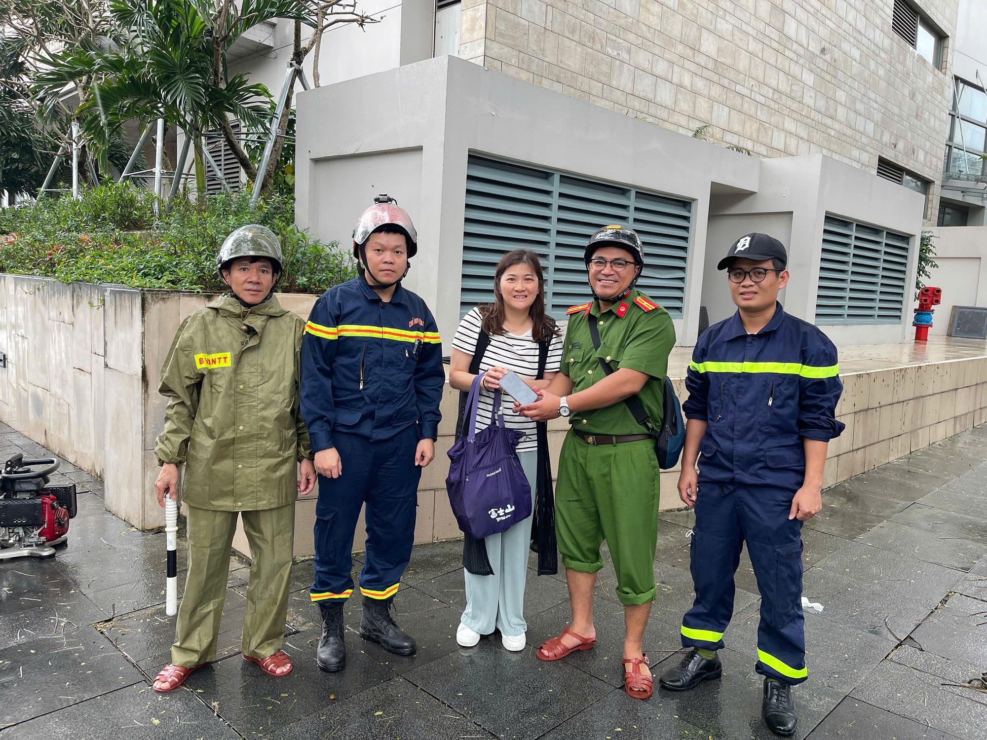 X&uacute;c động h&igrave;nh ảnh C&ocirc;ng an Đ&agrave; Nẵng chui xuống cống, t&igrave;m điện thoại cho du kh&aacute;ch- Ảnh 4.