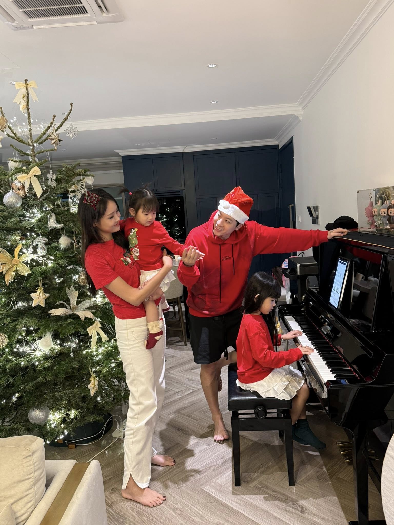 Noel n&agrave;y showbiz tưng bừng: 1 đ&ocirc;i khoe con g&aacute;i, hội bạn 5 cặp vợ chồng Vbiz ăn tiệc trong biệt thự sang chảnh- Ảnh 4.