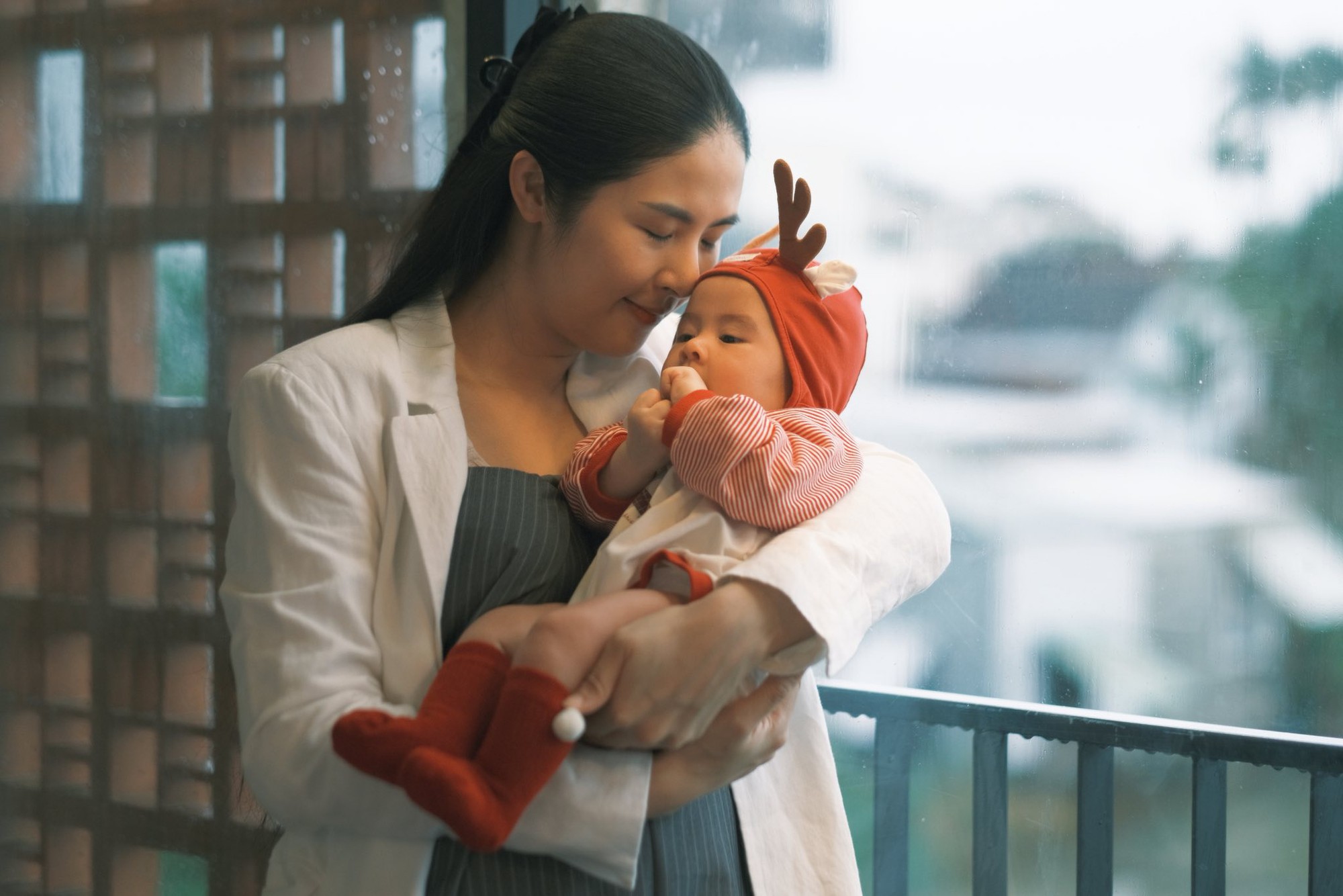 Noel n&agrave;y showbiz tưng bừng: 1 đ&ocirc;i khoe con g&aacute;i, hội bạn 5 cặp vợ chồng Vbiz ăn tiệc trong biệt thự sang chảnh- Ảnh 8.