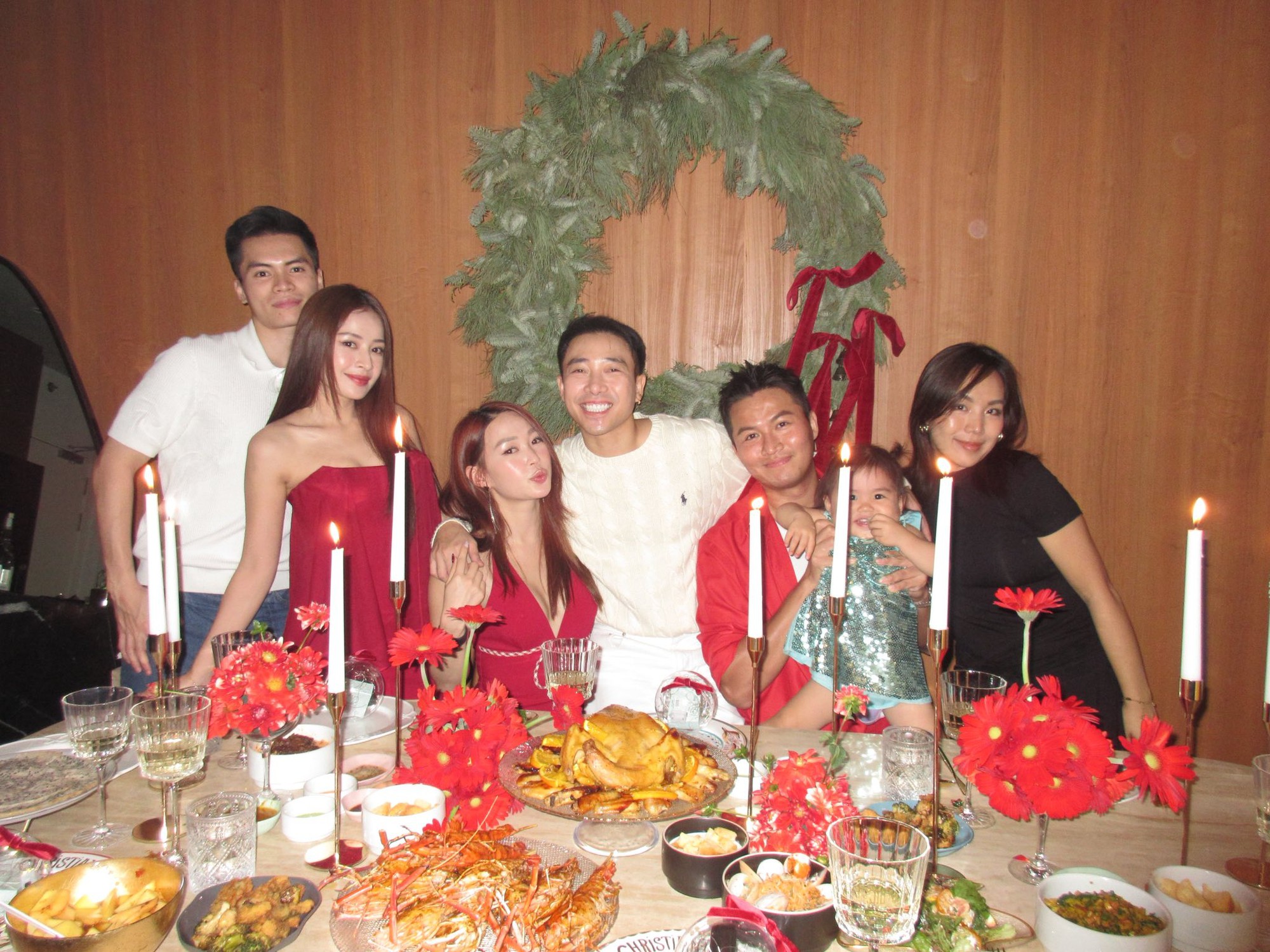 Noel n&agrave;y showbiz tưng bừng: 1 đ&ocirc;i khoe con g&aacute;i, hội bạn 5 cặp vợ chồng Vbiz ăn tiệc trong biệt thự sang chảnh- Ảnh 17.