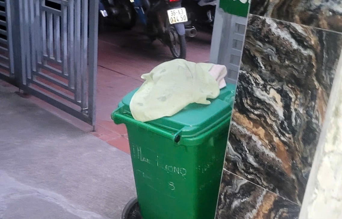 X&aacute;c minh vụ b&eacute; nam sơ sinh tử vong trong th&ugrave;ng r&aacute;c ở Bắc Ninh- Ảnh 1.