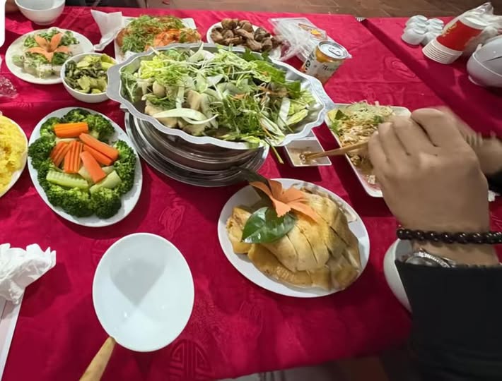 Mời người lạ đến ăn cưới, nh&oacute;m bạn online đi 30km v&agrave; được trải nghiệm độc - lạ, bảo sao c&ocirc; d&acirc;u &iacute;t bạn!- Ảnh 1.