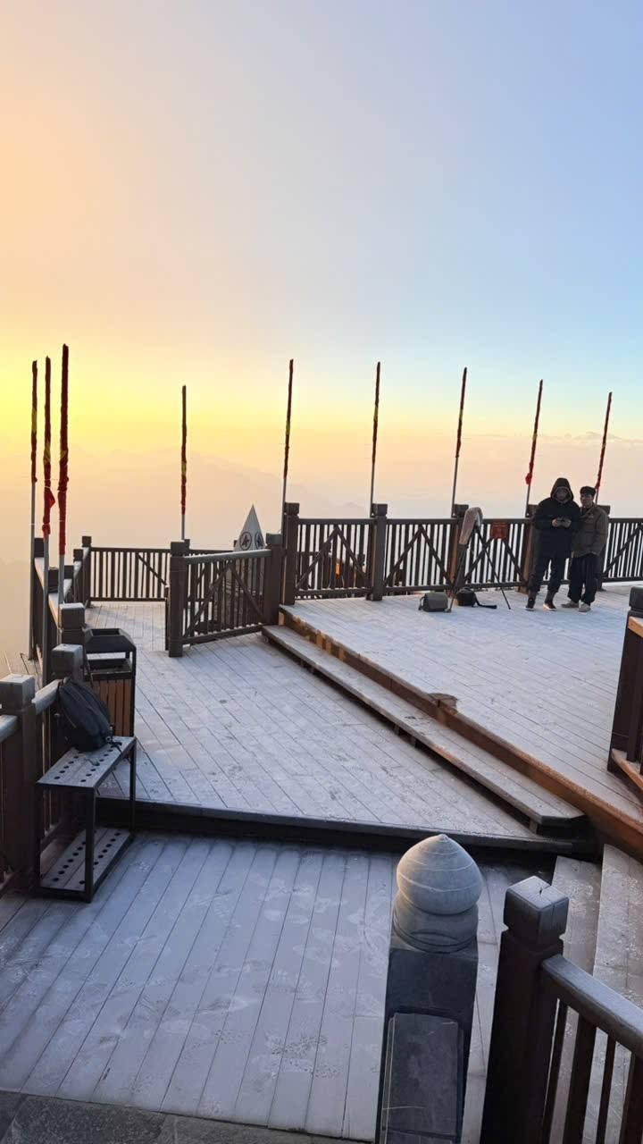 Ngo&agrave;i Fansipan, đ&acirc;y l&agrave; nơi lạnh kh&ocirc;ng k&eacute;m ở miền Bắc h&ocirc;m nay: Cũng l&agrave; n&uacute;i, nhiều năm c&oacute; băng gi&aacute;, tuyết- Ảnh 3.