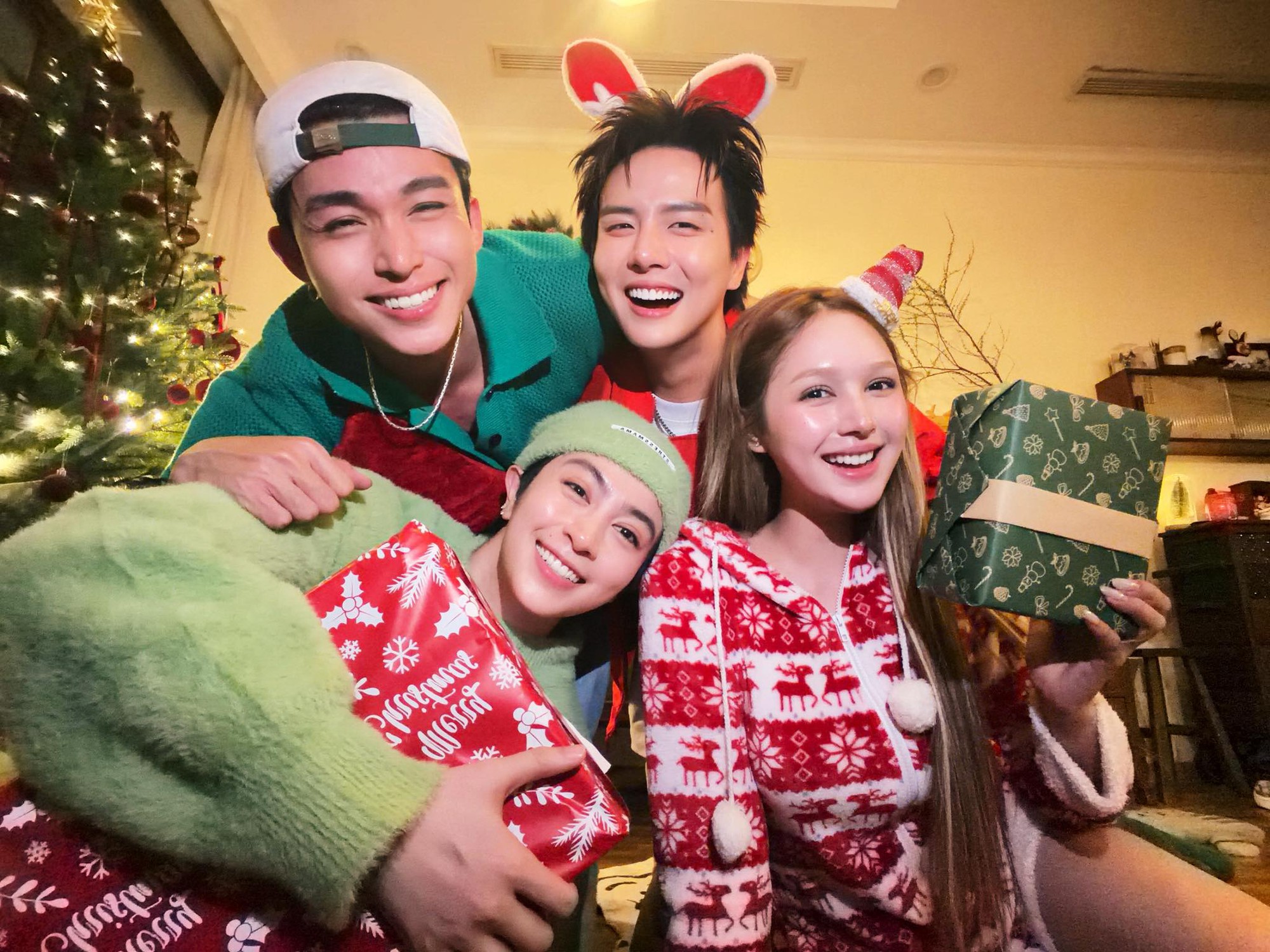 Noel n&agrave;y showbiz tưng bừng: 1 đ&ocirc;i khoe con g&aacute;i, hội bạn 5 cặp vợ chồng Vbiz ăn tiệc trong biệt thự sang chảnh- Ảnh 18.