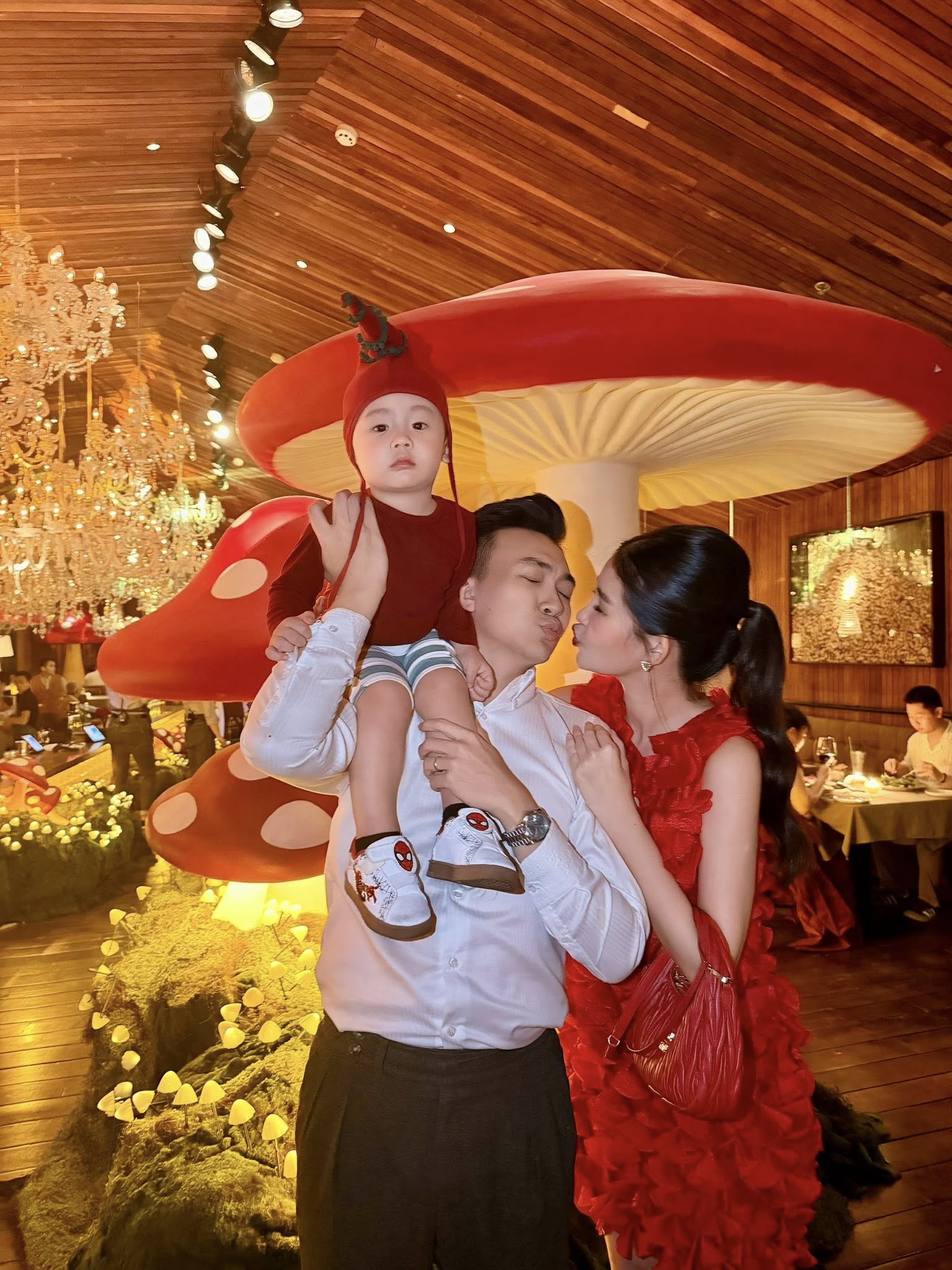 Noel n&agrave;y showbiz tưng bừng: 1 đ&ocirc;i khoe con g&aacute;i, hội bạn 5 cặp vợ chồng Vbiz ăn tiệc trong biệt thự sang chảnh- Ảnh 3.