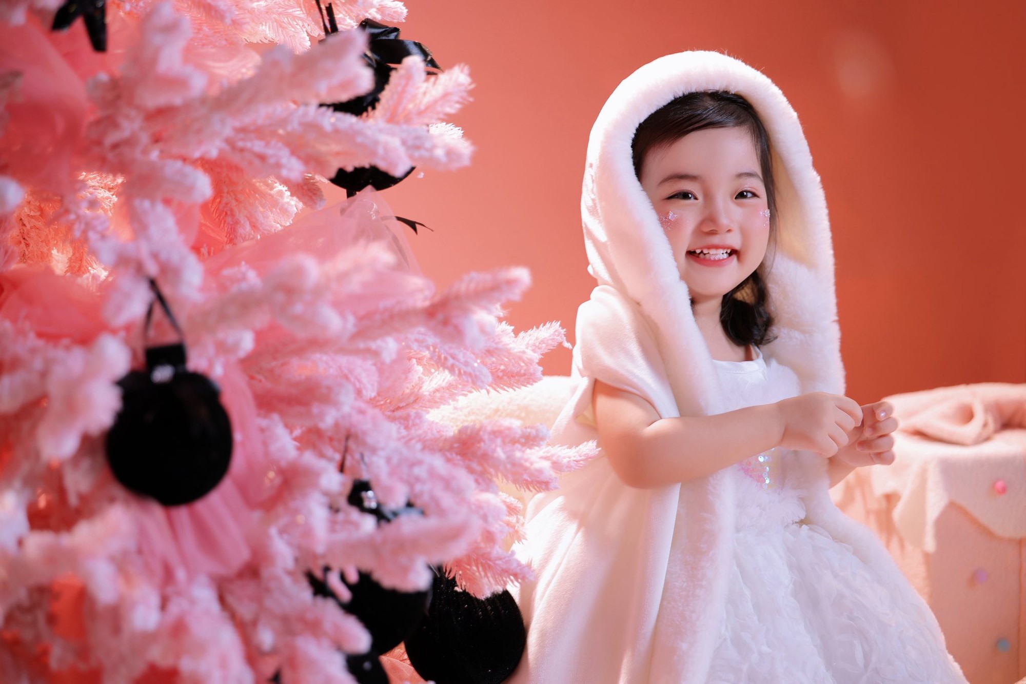 Lisa nh&agrave; Kh&aacute;nh Thi - Phan Hiển g&acirc;y sốt Gi&aacute;ng sinh v&igrave; giao diện thi&ecirc;n thần, visual n&eacute;t căng, xinh y&ecirc;u qu&aacute; đỗi!- Ảnh 5.