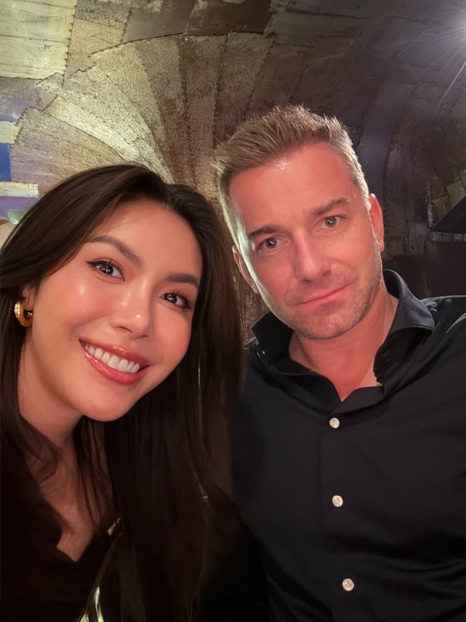 Noel n&agrave;y showbiz tưng bừng: 1 đ&ocirc;i khoe con g&aacute;i, hội bạn 5 cặp vợ chồng Vbiz ăn tiệc trong biệt thự sang chảnh- Ảnh 5.