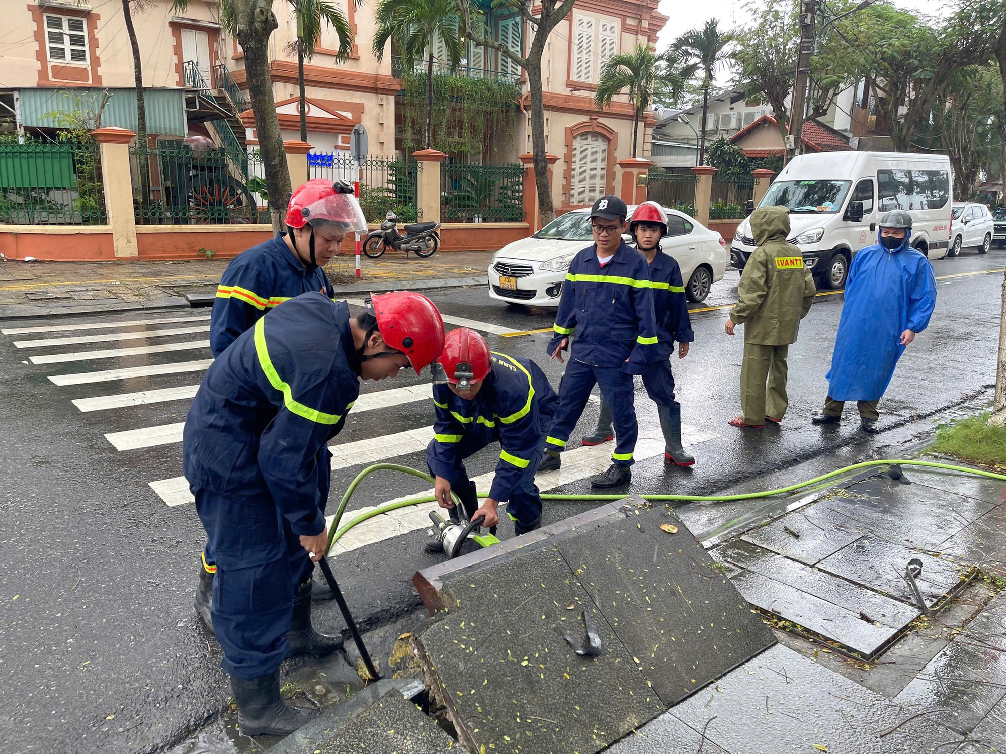 X&uacute;c động h&igrave;nh ảnh C&ocirc;ng an Đ&agrave; Nẵng chui xuống cống, t&igrave;m điện thoại cho du kh&aacute;ch- Ảnh 3.
