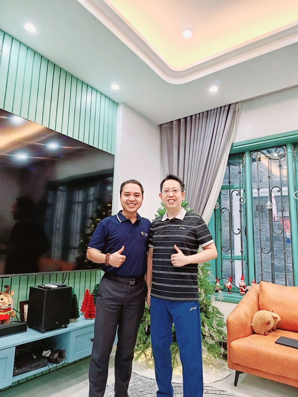 Bức ảnh chụp 2 người đ&agrave;n &ocirc;ng bước ra từ Olympia g&acirc;y trầm trồ- Ảnh 1.