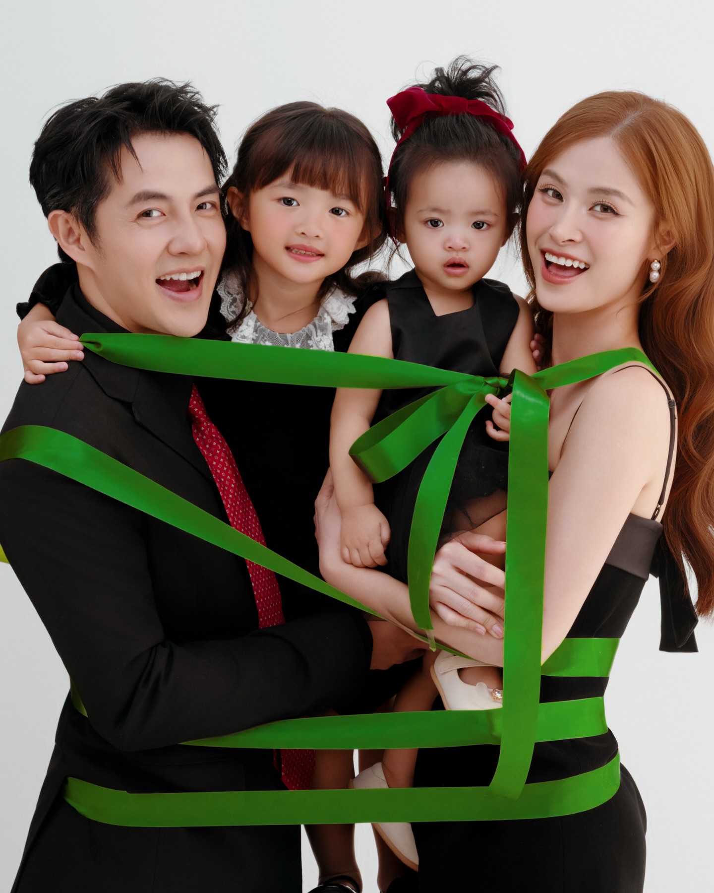 Noel n&agrave;y showbiz tưng bừng: 1 đ&ocirc;i khoe con g&aacute;i, hội bạn 5 cặp vợ chồng Vbiz ăn tiệc trong biệt thự sang chảnh- Ảnh 1.