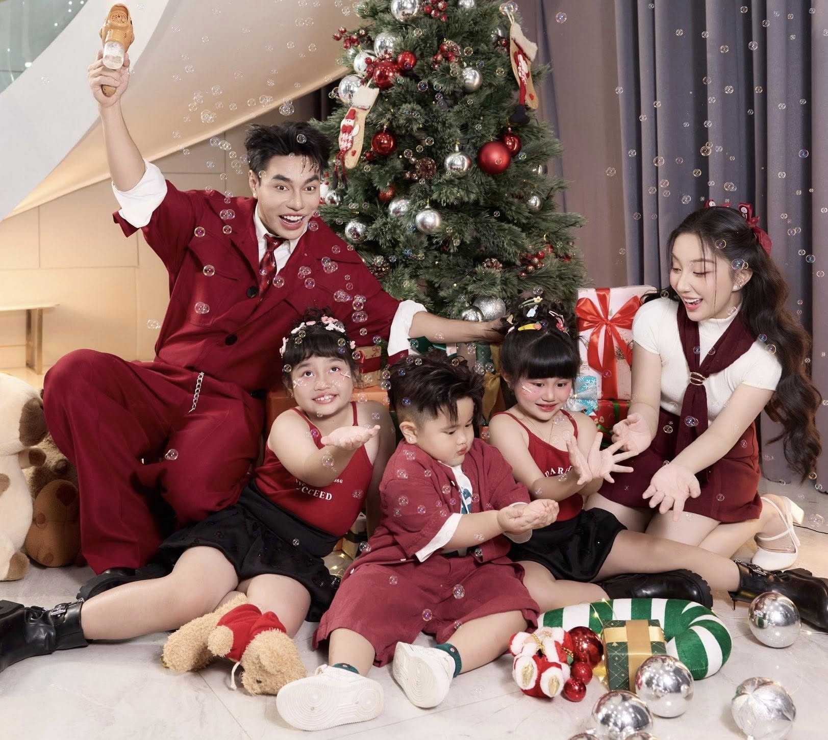 Noel n&agrave;y showbiz tưng bừng: 1 đ&ocirc;i khoe con g&aacute;i, hội bạn 5 cặp vợ chồng Vbiz ăn tiệc trong biệt thự sang chảnh- Ảnh 2.