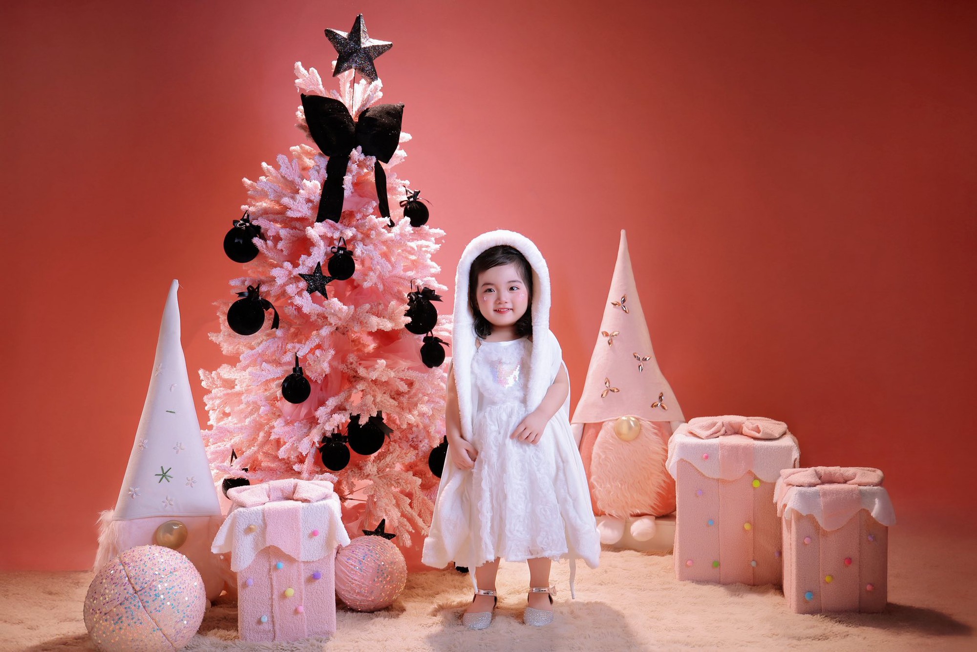 Lisa nh&agrave; Kh&aacute;nh Thi - Phan Hiển g&acirc;y sốt Gi&aacute;ng sinh v&igrave; giao diện thi&ecirc;n thần, visual n&eacute;t căng, xinh y&ecirc;u qu&aacute; đỗi!- Ảnh 4.