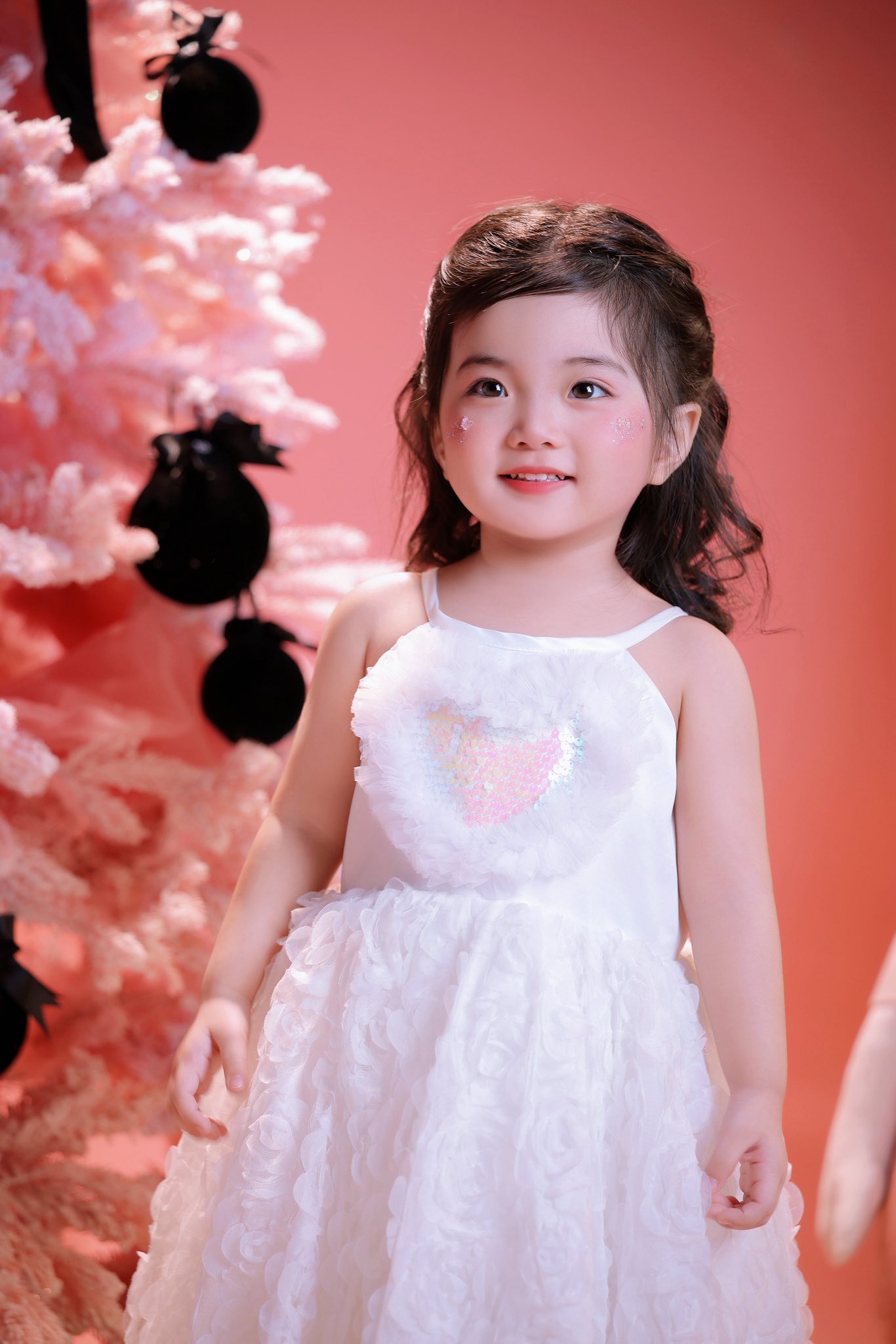 Lisa nh&agrave; Kh&aacute;nh Thi - Phan Hiển g&acirc;y sốt Gi&aacute;ng sinh v&igrave; giao diện thi&ecirc;n thần, visual n&eacute;t căng, xinh y&ecirc;u qu&aacute; đỗi!- Ảnh 2.