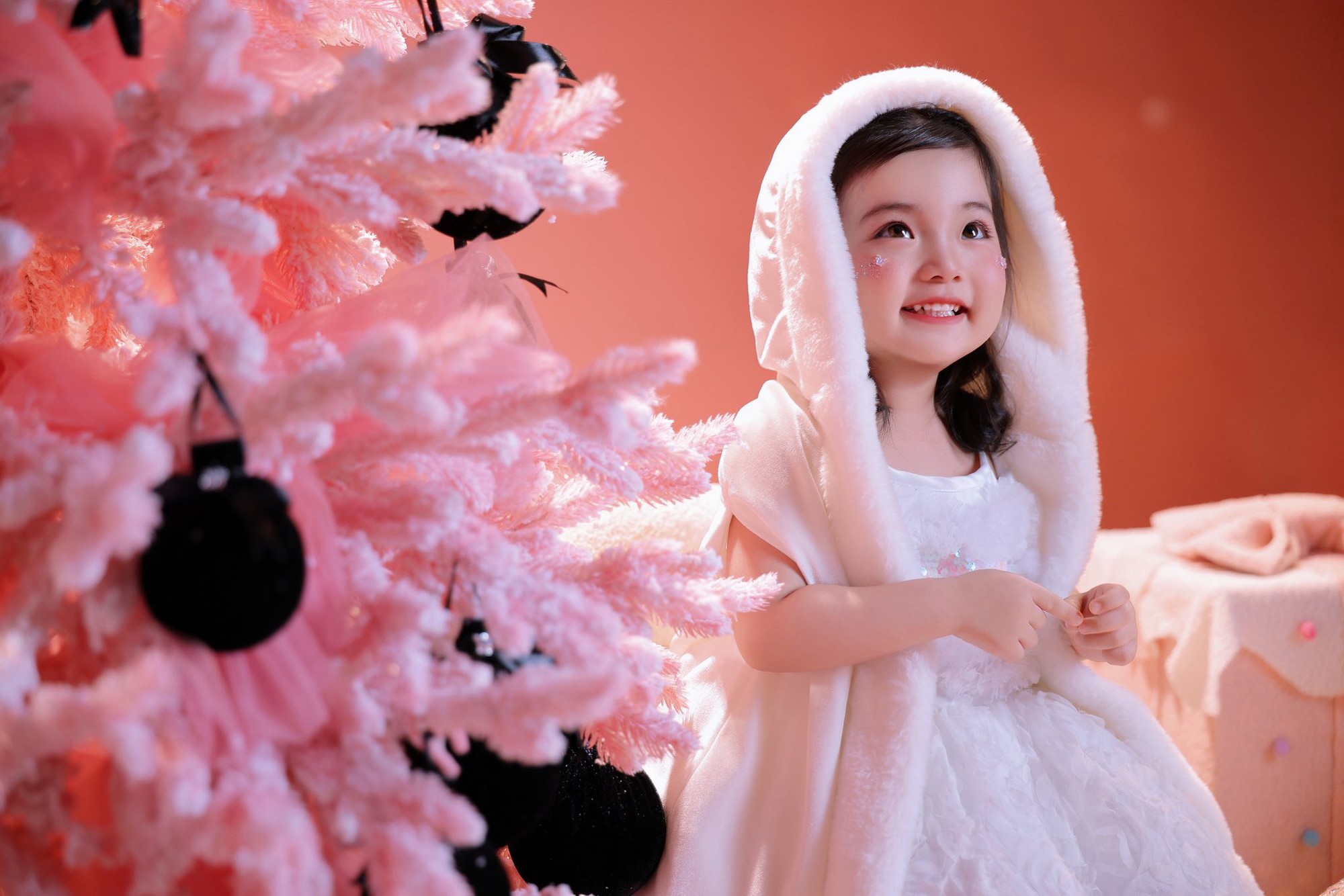 Lisa nh&agrave; Kh&aacute;nh Thi - Phan Hiển g&acirc;y sốt Gi&aacute;ng sinh v&igrave; giao diện thi&ecirc;n thần, visual n&eacute;t căng, xinh y&ecirc;u qu&aacute; đỗi!- Ảnh 6.