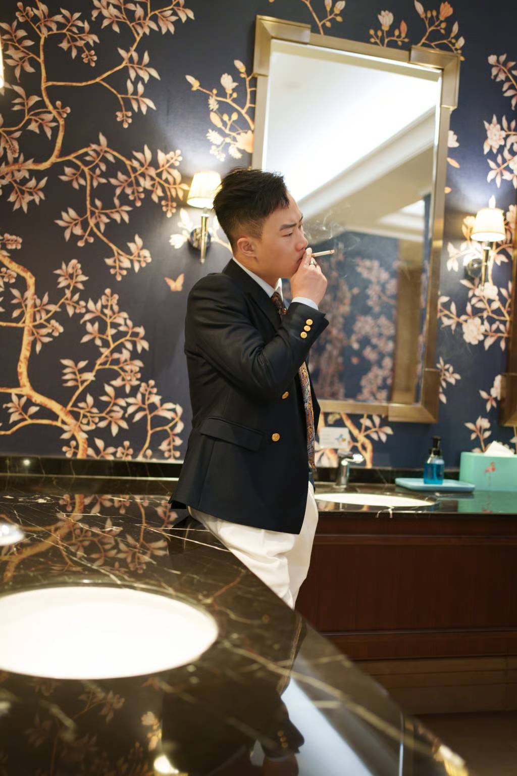 Ph&aacute;t minh g&acirc;y b&atilde;o: Cửa nh&agrave; vệ sinh lập tức biến th&agrave;nh "k&iacute;nh trong suốt" khi ph&aacute;t hiện kh&aacute;ch l&agrave;m 1 việc- Ảnh 2.