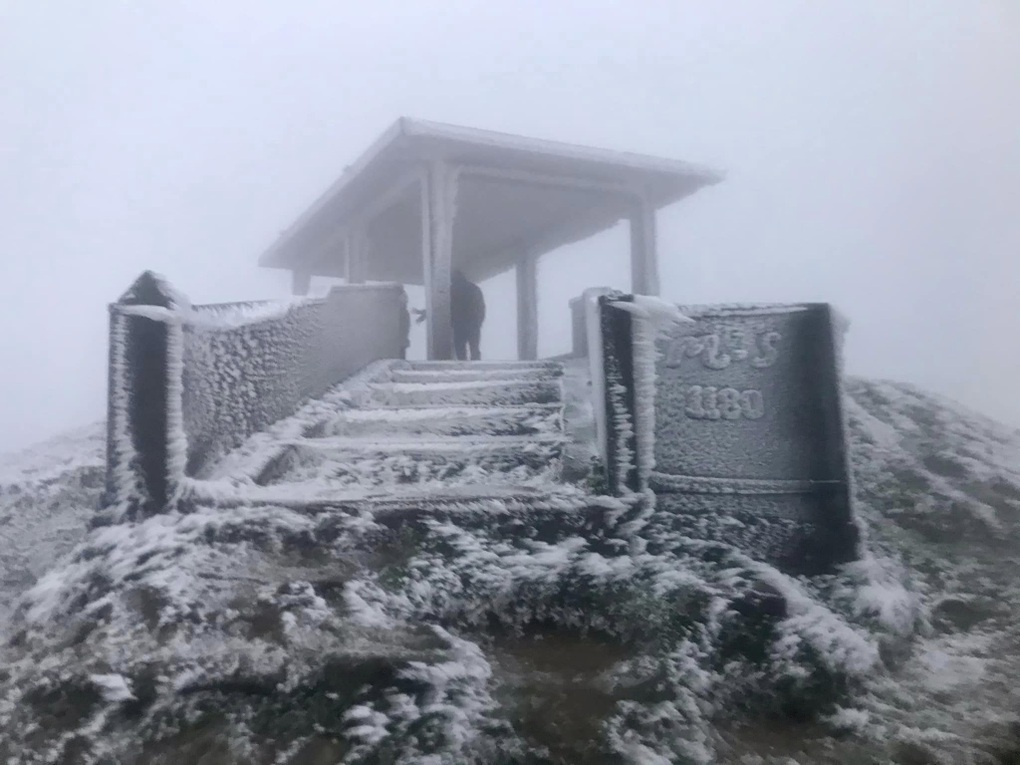 Ngo&agrave;i Fansipan, đ&acirc;y l&agrave; nơi lạnh kh&ocirc;ng k&eacute;m ở miền Bắc h&ocirc;m nay: Cũng l&agrave; n&uacute;i, nhiều năm c&oacute; băng gi&aacute;, tuyết- Ảnh 7.