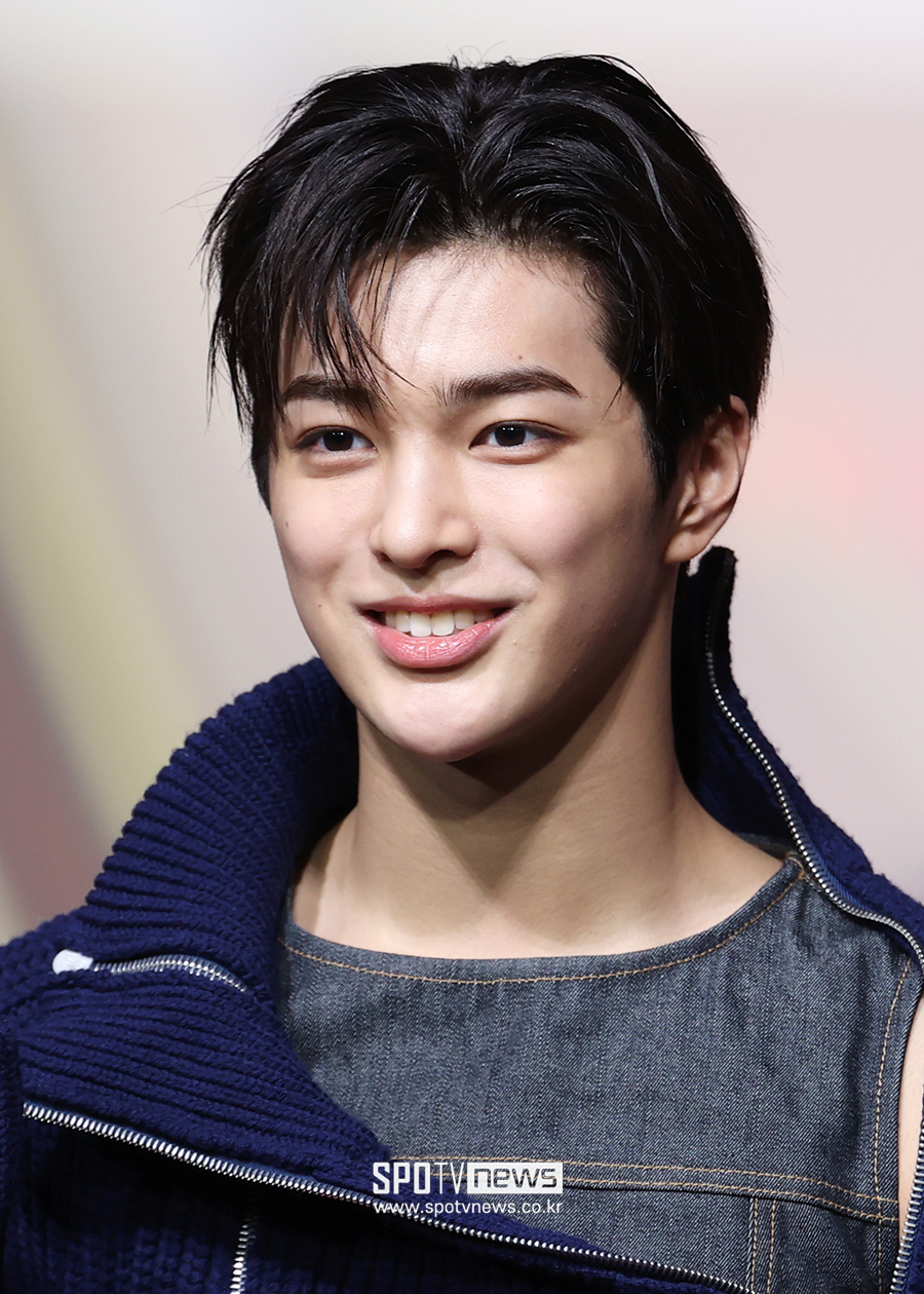 Thảm đỏ hot nhất Gi&aacute;ng sinh 2025: Jang Won Young h&oacute;a thi&ecirc;n thần, Winter (aespa) vất vả che dấu ấn t&igrave;nh y&ecirc;u với Jungkook (BTS)- Ảnh 23.