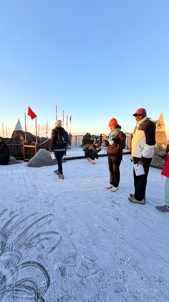 S&aacute;ng nay: Fansipan đ&atilde; phủ trắng băng tuyết, đ&ecirc;m Noel chỉ c&ograve;n 1 độ C- Ảnh 8.