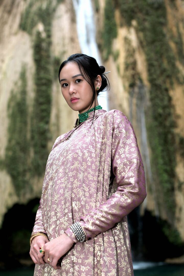 Gạt đi kiểu &aacute;o &ldquo;thị phi&rdquo;, nhiều local brand vẫn tinh tế t&aacute;i hiện &aacute;o d&agrave;i Ngũ th&acirc;n cảm hứng từ 