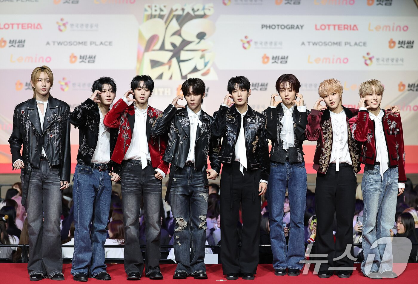 Thảm đỏ hot nhất Gi&aacute;ng sinh 2025: Jang Won Young h&oacute;a thi&ecirc;n thần, Winter (aespa) vất vả che dấu ấn t&igrave;nh y&ecirc;u với Jungkook (BTS)- Ảnh 59.