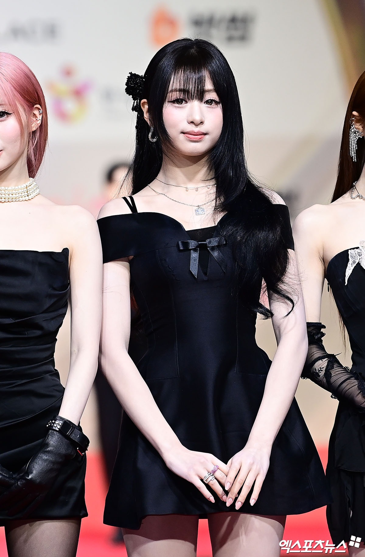 Thảm đỏ hot nhất Gi&aacute;ng sinh 2025: Jang Won Young h&oacute;a thi&ecirc;n thần, Winter (aespa) vất vả che dấu ấn t&igrave;nh y&ecirc;u với Jungkook (BTS)- Ảnh 39.