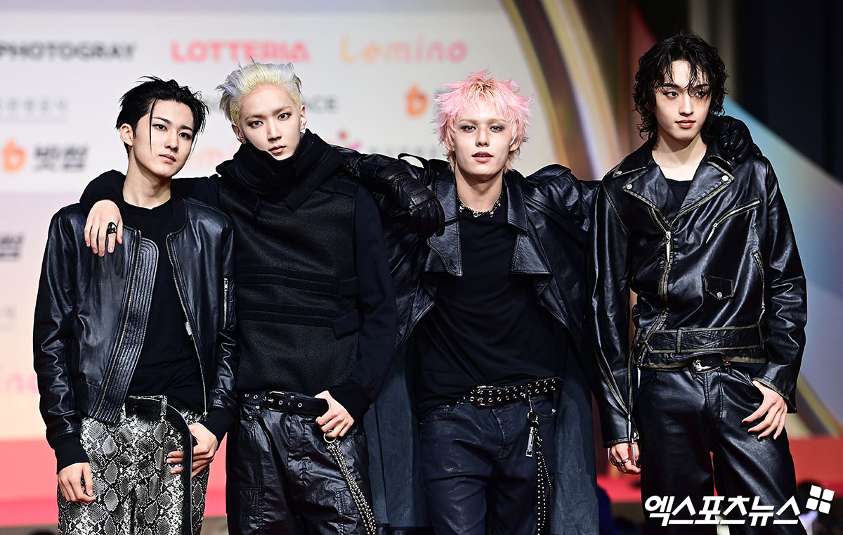 Thảm đỏ hot nhất Gi&aacute;ng sinh 2025: Jang Won Young h&oacute;a thi&ecirc;n thần, Winter (aespa) vất vả che dấu ấn t&igrave;nh y&ecirc;u với Jungkook (BTS)- Ảnh 58.