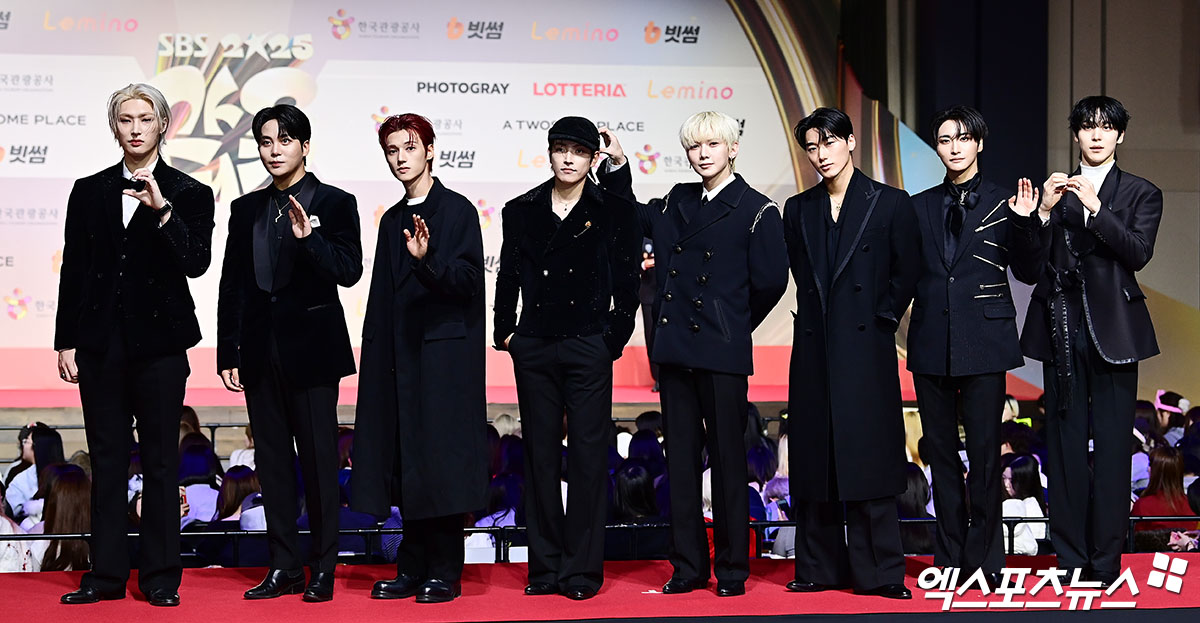 Thảm đỏ hot nhất Gi&aacute;ng sinh 2025: Jang Won Young h&oacute;a thi&ecirc;n thần, Winter (aespa) vất vả che dấu ấn t&igrave;nh y&ecirc;u với Jungkook (BTS)- Ảnh 32.