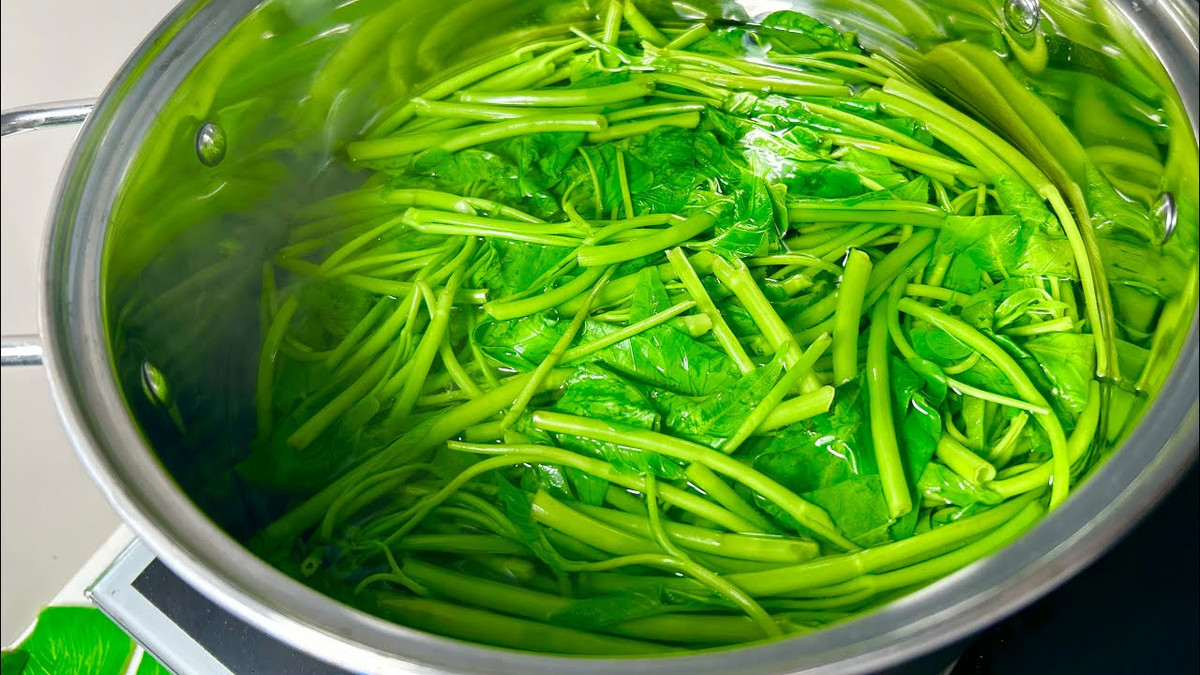 C&oacute; n&ecirc;n cho muối v&agrave;o khi luộc rau?