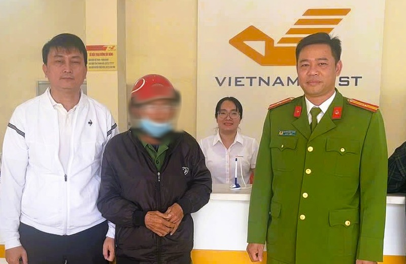 Ngăn chặn người phụ nữ cầm xấp tiền 500.000 đồng, su&yacute;t l&agrave;m chuyện dại dột- Ảnh 1.