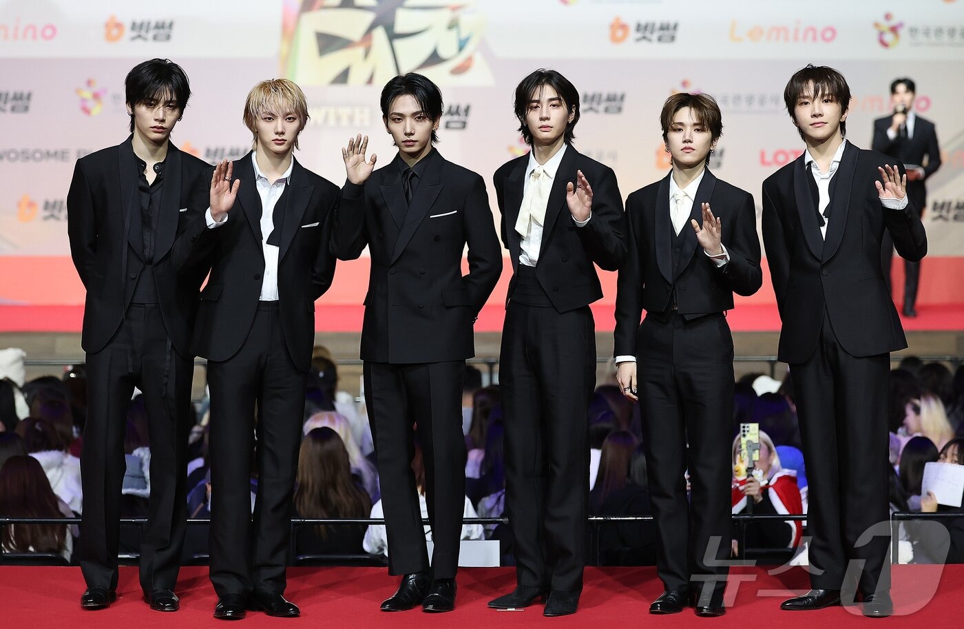 Thảm đỏ hot nhất Gi&aacute;ng sinh 2025: Jang Won Young h&oacute;a thi&ecirc;n thần, Winter (aespa) vất vả che dấu ấn t&igrave;nh y&ecirc;u với Jungkook (BTS)- Ảnh 52.