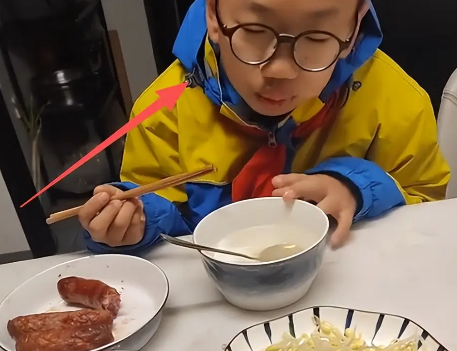 Bức ảnh ăn s&aacute;ng khiến cư d&acirc;n mạng tranh c&atilde;i: Nh&igrave;n m&ocirc;i đứa trẻ đi bố mẹ ơi, đang c&oacute; vấn đề k&igrave;a!- Ảnh 2.