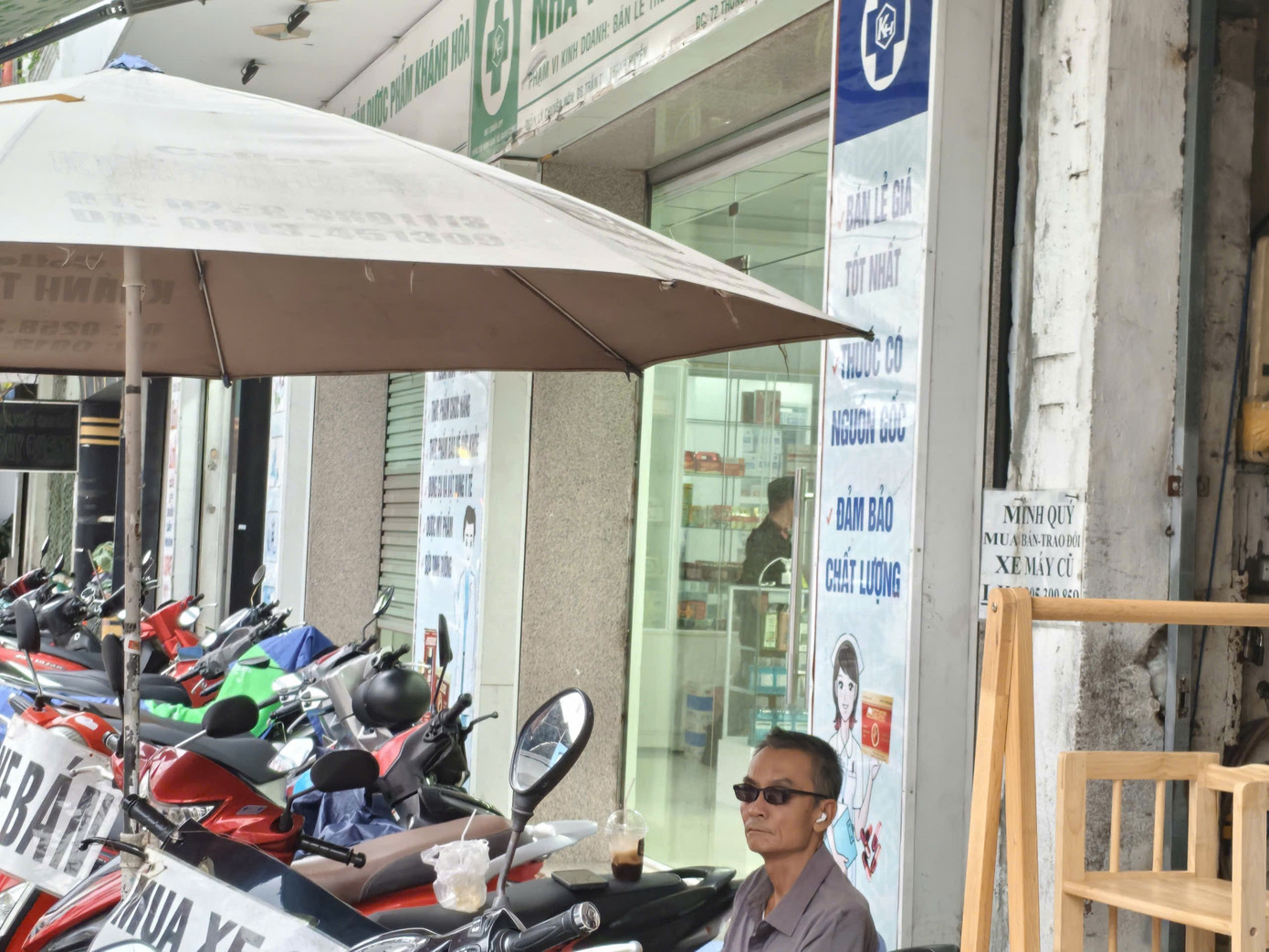 C&ocirc;ng an kh&aacute;m x&eacute;t tại trụ sở C&ocirc;ng ty cổ phần Dược phẩm Kh&aacute;nh H&ograve;a- Ảnh 2.