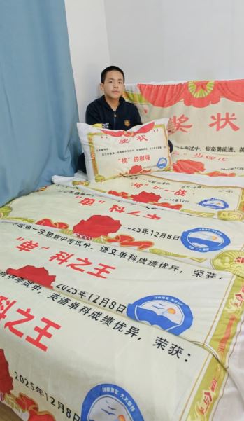 Giải thưởng b&aacute; đạo: Trường học tặng chăn ga gối đệm c&aacute; nh&acirc;n h&oacute;a cho top học sinh, phụ huynh xin d&ugrave;ng ngay kh&ocirc;ng cần giặt!- Ảnh 4.