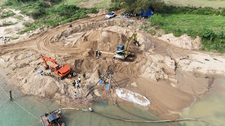 Lợi dụng giấy ph&eacute;p của doanh nghiệp để khai th&aacute;c tr&aacute;i ph&eacute;p 5.500m3 c&aacute;t- Ảnh 1.