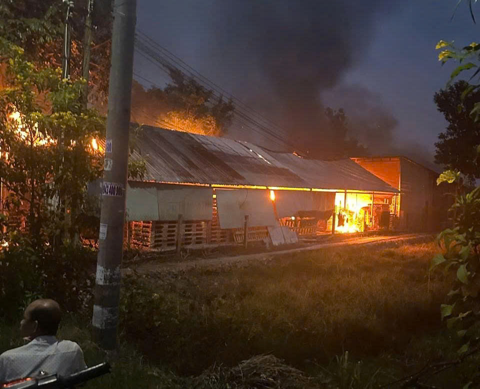 CLIP: Cục sạc dự ph&ograve;ng điện thoại g&acirc;y ch&aacute;y đỏ rực xưởng gỗ, thiệt hại lớn- Ảnh 1.