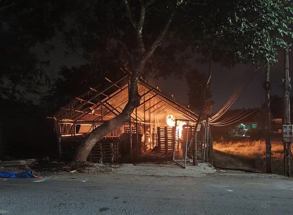 CLIP: Cục sạc dự ph&ograve;ng điện thoại g&acirc;y ch&aacute;y đỏ rực xưởng gỗ, thiệt hại lớn- Ảnh 2.