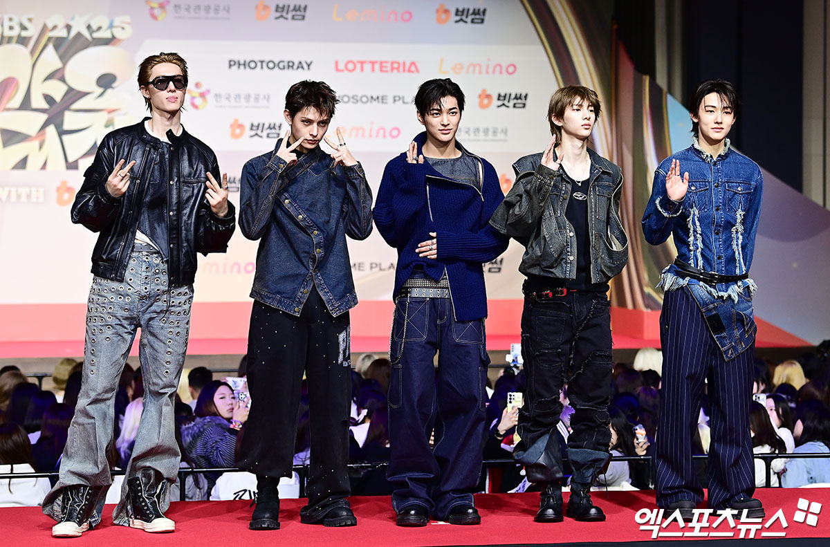 Thảm đỏ hot nhất Gi&aacute;ng sinh 2025: Jang Won Young h&oacute;a thi&ecirc;n thần, Winter (aespa) vất vả che dấu ấn t&igrave;nh y&ecirc;u với Jungkook (BTS)- Ảnh 21.