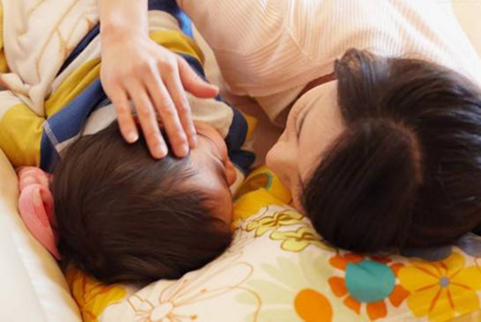 Trẻ ngủ chung với mẹ hay ngủ ri&ecirc;ng tốt hơn cho n&atilde;o bộ? Nghi&ecirc;n cứu khoa học đ&atilde; đưa ra c&acirc;u trả lời ch&iacute;nh x&aacute;c nhất- Ảnh 1.