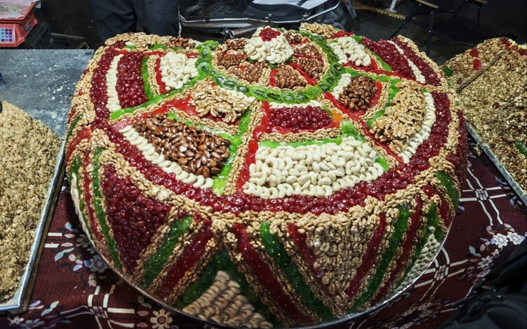 Sự thật về loại b&aacute;nh "s&aacute;t thủ v&iacute; tiền" nh&igrave;n đẹp như tranh, cắt một miếng "bay" ngay tiền triệu, kh&aacute;ch du lịch ngậm đắng nuốt cay- Ảnh 1.