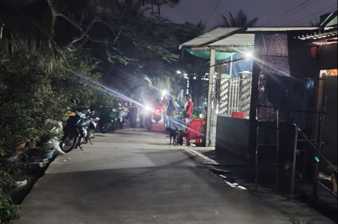 Người đ&agrave;n &ocirc;ng tử vong trước s&acirc;n nh&agrave;, tr&ecirc;n lưng c&ograve;n mang b&igrave;nh xịt thuốc s&acirc;u- Ảnh 1.