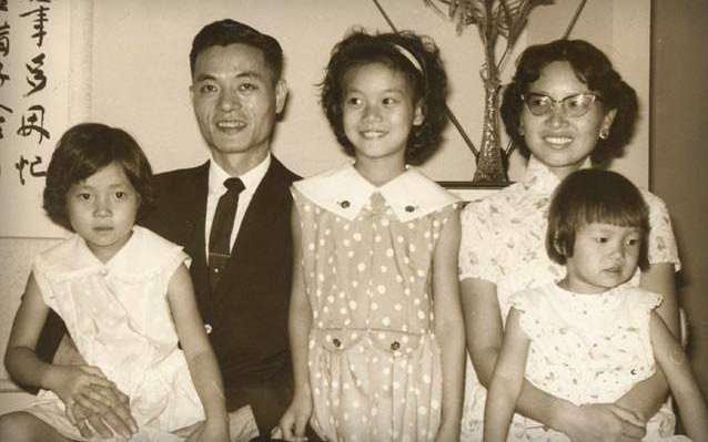 Nh&acirc;n quả c&oacute; thật: 40 năm trước bị cười v&igrave; đẻ to&agrave;n con g&aacute;i, 40 năm sau c&aacute;c con l&agrave;m hẳn Bộ trưởng, Gi&aacute;m đốc, danh gi&aacute; v&ocirc; c&ugrave;ng!- Ảnh 1.